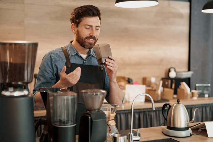 Barista disfrutando del olor del Café de Especialidad